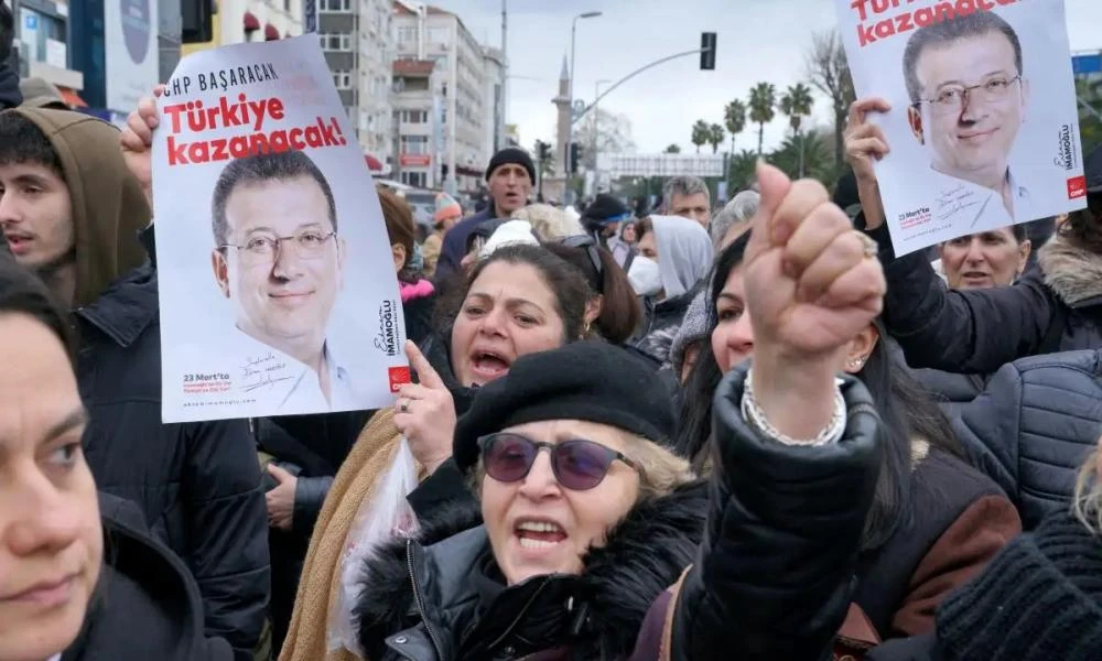 Εκρέμ Ιμάμογλου: Πλήθος κόσμου έξω από το αρχηγείο της αστυνομίας στην Κωνσταντινούπολη